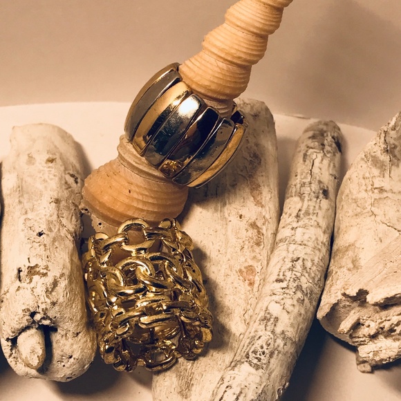 Two Gold and Silver Toned Rings - Picture 4 of 4